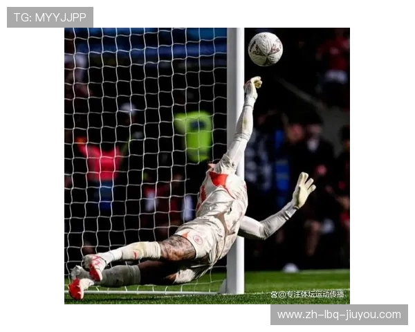 足球扑救手型训练提升守门员扑救效率的方法